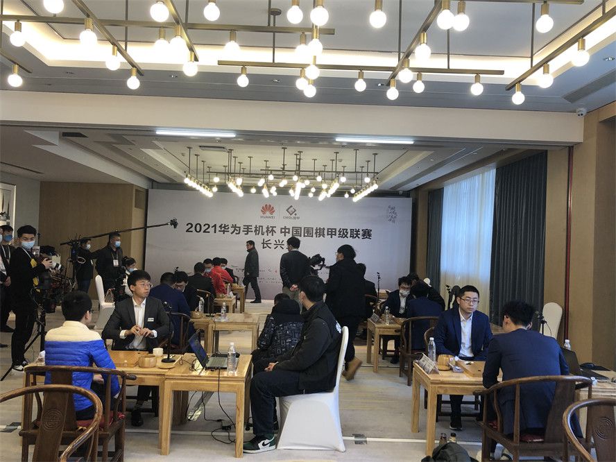 德天空表示，虽然阿劳霍的转会困难重重，但拜仁不会放弃努力，正全力以赴签下他。